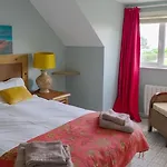 Coastal Kerry Hideaway - Sleeps 6 & Free Parking Apartment *